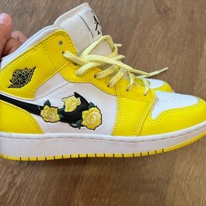 Air Jordans Nike Yellow Flower Rose Used Retails $200